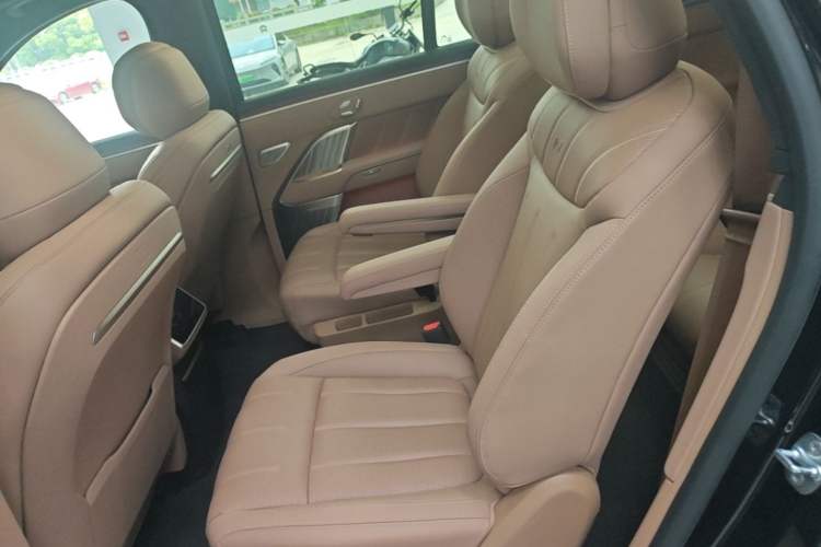 Used ONVO Luxeed L90 2025 Model—Max Six-Seater Version Left Rear Seat