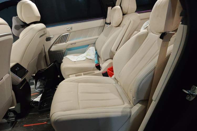 Used ONVO Luxeed L90 2025 Model—Max Six-Seater Version Left Rear Seat