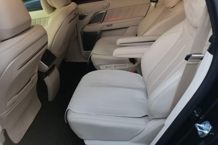Used ONVO Luxeed L90 2025 Model—Max Six-Seater Version Left Rear Seat