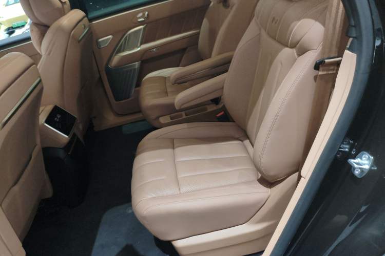 Used ONVO Luxeed L90 2025 Model—Max Six-Seater Version Left Rear Seat