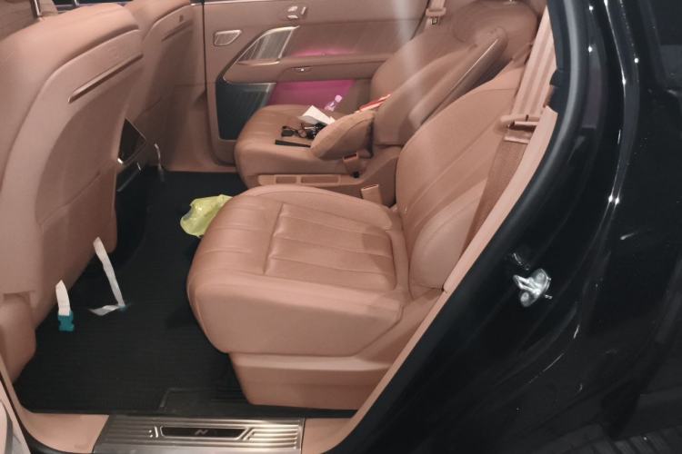 Used ONVO Luxeed L90 2025 Model—Max Six-Seater Version Left Rear Seat