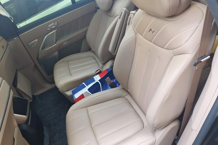 Used ONVO Luxeed L90 2025 Model—Ultra Six-Seater Version Left Rear Seat