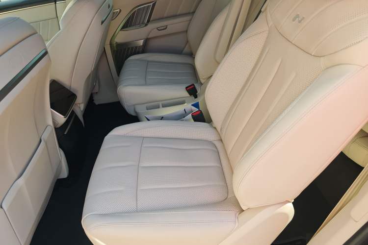 Used ONVO Luxeed L90 2025 Model—Max Six-Seater Version Left Rear Seat