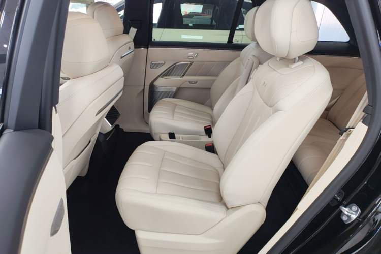 Used ONVO Luxeed L90 2025 Model—Max Six-Seater Version Left Rear Seat
