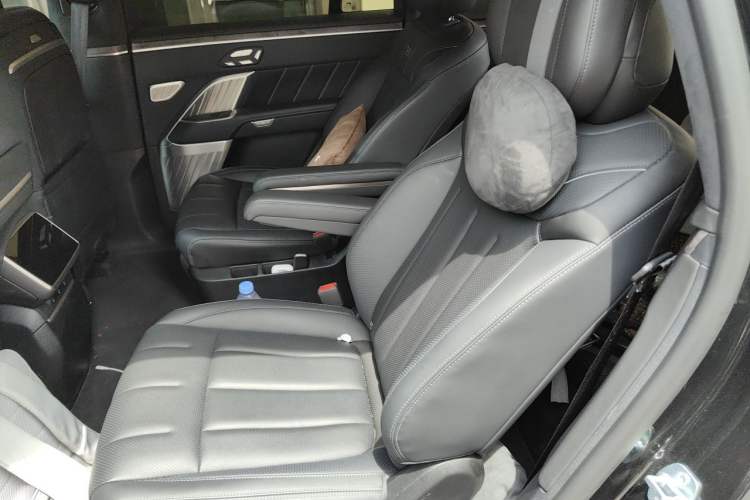 Used ONVO Luxeed L90 2025 Model—Ultra Six-Seater Version Left Rear Seat