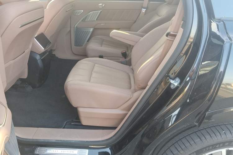 Used ONVO Luxeed L90 2025 Model—Max Six-Seater Version Left Rear Seat