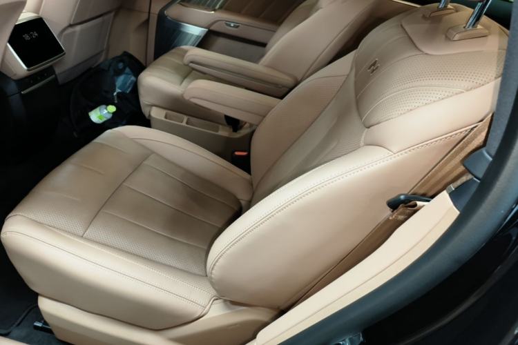 Used ONVO Luxeed L90 2025 Model—Max Six-Seater Version Left Rear Seat