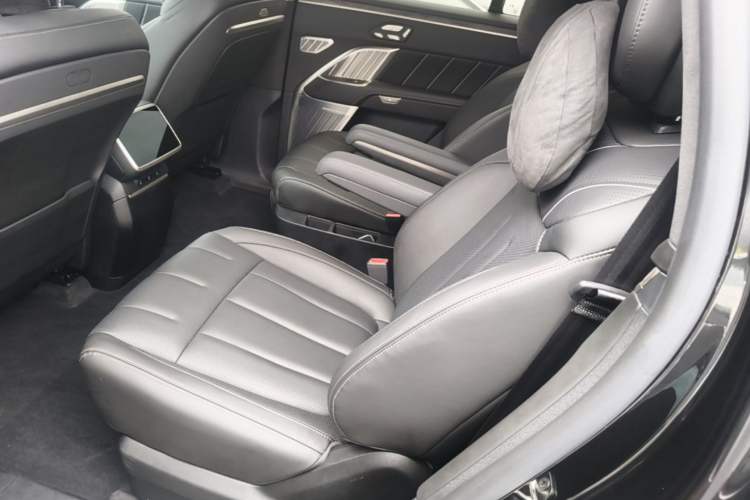 Used ONVO Luxeed L90 2025 Model—Ultra Six-Seater Version Left Rear Seat