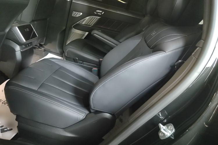 Used ONVO Luxeed L90 2025 Model—Ultra Six-Seater Version Left Rear Seat