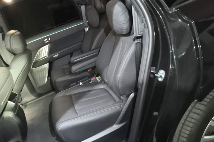 Used ONVO Luxeed L90 2025 Model—Pro Six-Seater Version Left Rear Seat