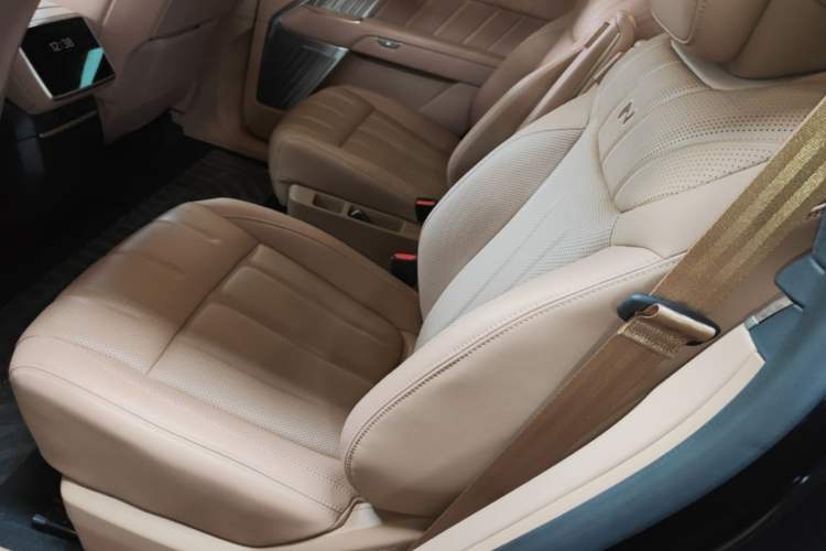 Used ONVO Luxeed L90 2025 Model—Max Six-Seater Version Left Rear Seat