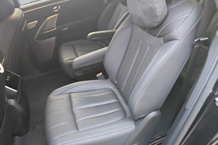 Used ONVO Luxeed L90 2025 Model—Max Six-Seater Version Left Rear Seat