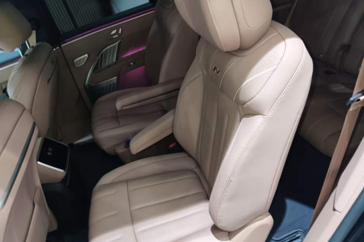 Used ONVO Luxeed L90 2025 Model—Max Six-Seater Version Left Rear Seat
