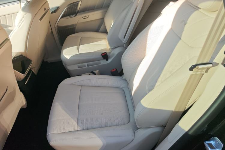 Used ONVO Luxeed L90 2025 Model—Ultra Six-Seater Version Left Rear Seat