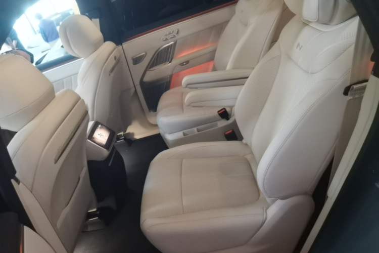 Used ONVO Luxeed L90 2025 Model—Ultra Six-Seater Version Left Rear Seat