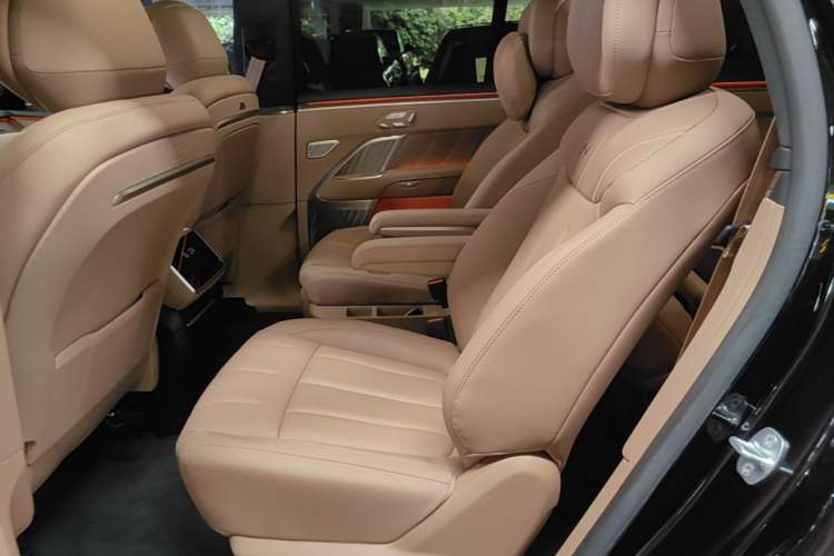 Used ONVO Luxeed L90 2025 Model—Ultra Six-Seater Version Left Rear Seat