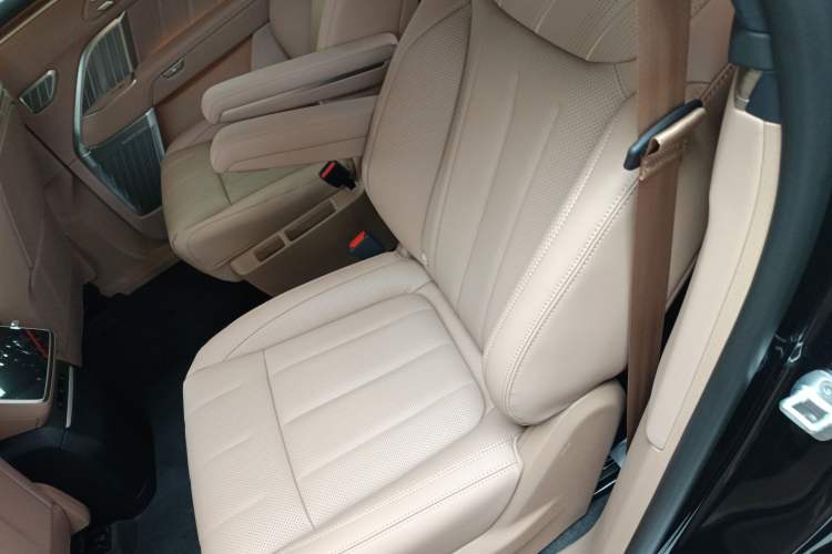 Used ONVO Luxeed L90 2025 Model—Max Six-Seater Version Left Rear Seat