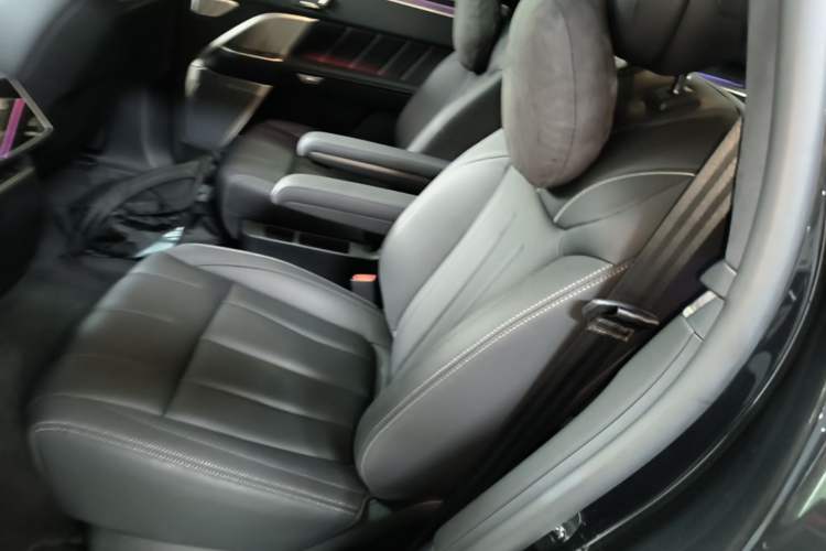 Used ONVO Luxeed L90 2025 Model—Max Six-Seater Version Left Rear Seat
