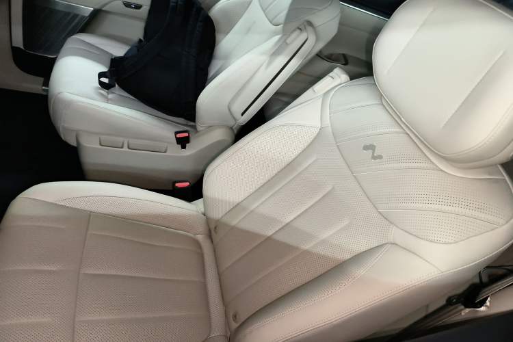Used ONVO Luxeed L90 2025 Model—Max Six-Seater Version Left Rear Seat