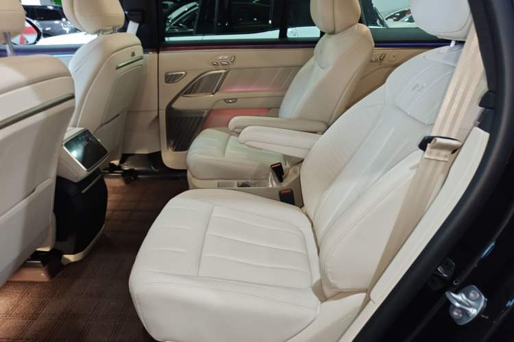 Used ONVO Luxeed L90 2025 Model—Ultra Six-Seater Version Left Rear Seat