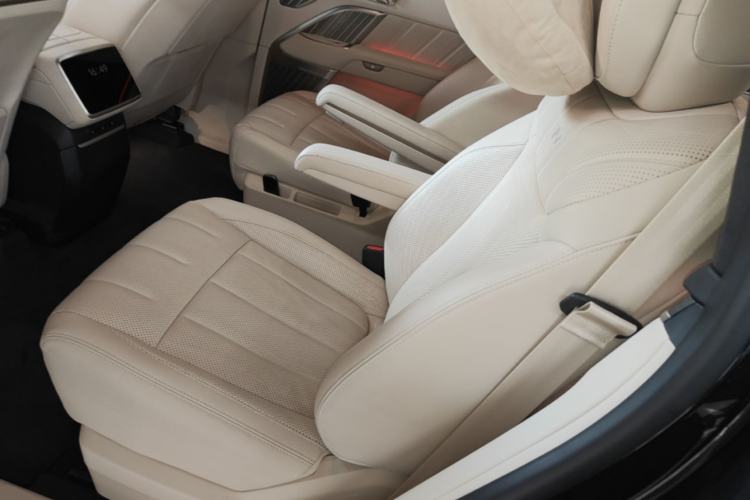 Used ONVO Luxeed L90 2025 Model—Max Six-Seater Version Left Rear Seat