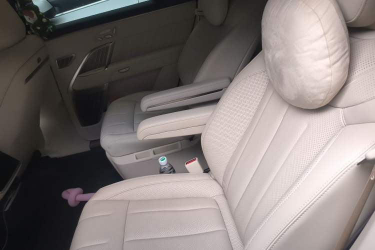 Used ONVO Luxeed L90 2025 Model—Ultra Six-Seater Version Left Rear Seat