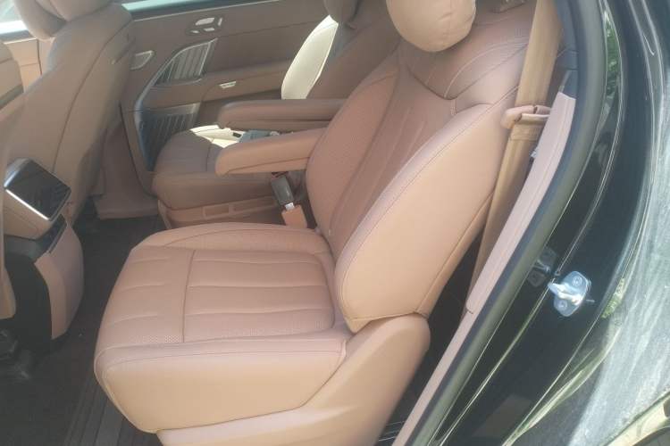 Used ONVO Luxeed L90 2025 Model—Ultra Six-Seater Version Left Rear Seat