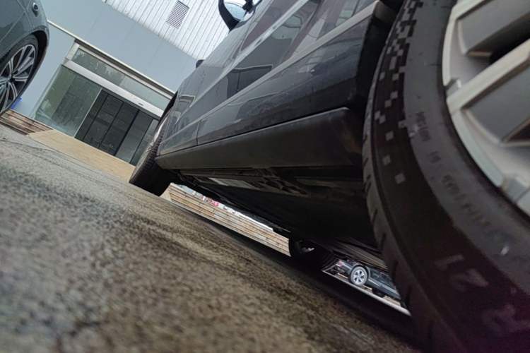 Used ONVO Luxeed L90 2025 Model—Ultra Six-Seater Version Left Side Sill