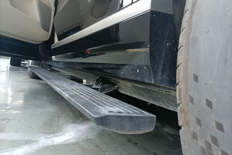 Used ONVO Luxeed L90 2025 Model—Ultra Six-Seater Version Left Side Sill