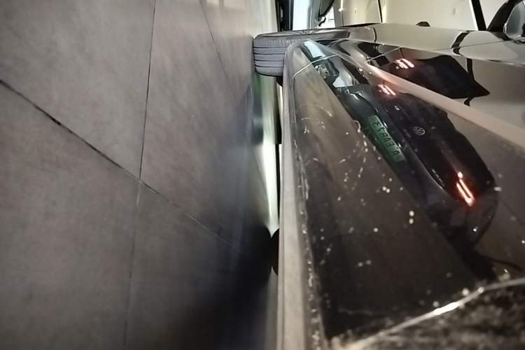 Used ONVO Luxeed L90 2025 Model—Max Six-Seater Version Left Side Sill