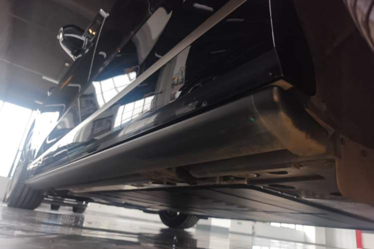 Used ONVO Luxeed L90 2025 Model—Max Six-Seater Version Left Side Sill