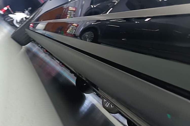 Used ONVO Luxeed L90 2025 Model—Ultra Six-Seater Version Left Side Sill