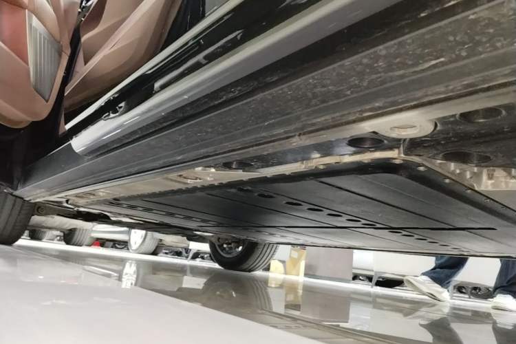 Used ONVO Luxeed L90 2025 Model—Ultra Six-Seater Version Left Side Sill
