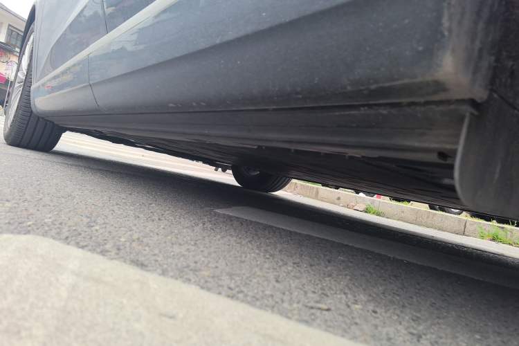 Used ONVO Luxeed L90 2025 Model—Max Six-Seater Version Left Side Sill