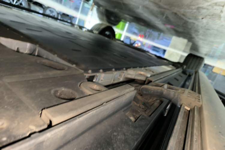 Used ONVO Luxeed L90 2025 Model—Max Six-Seater Version Left Side Sill