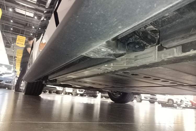 Used ONVO Luxeed L90 2025 Model—Black Knight Special Edition—Six-Seater Left Side Sill