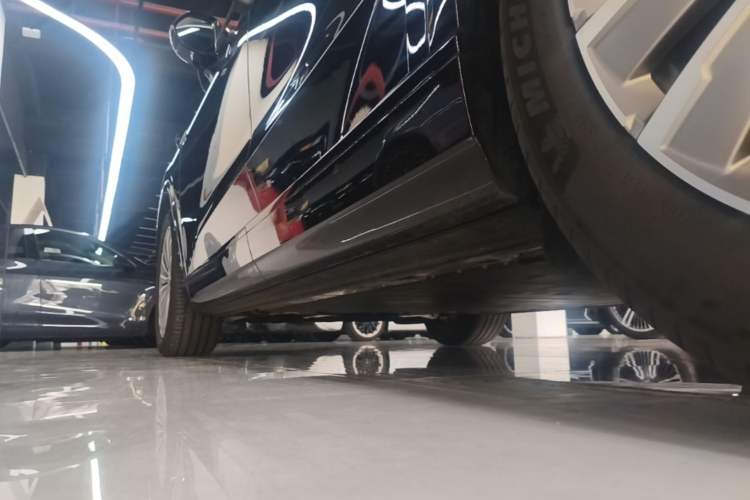 Used ONVO Luxeed L90 2025 Model—Max Six-Seater Version Left Side Sill