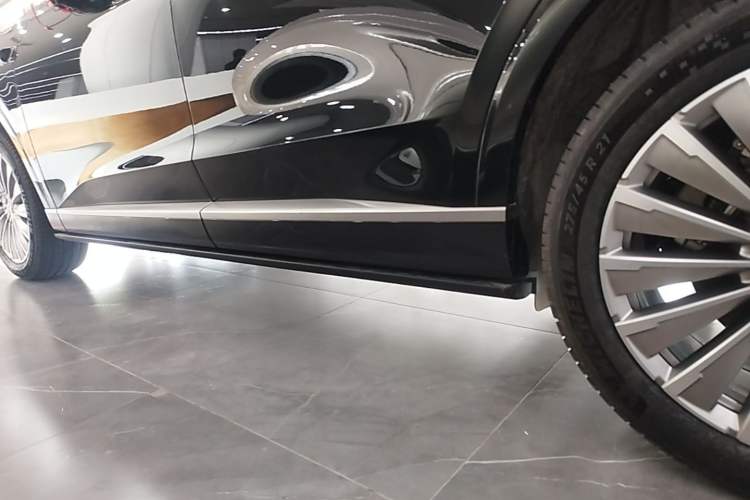 Used ONVO Luxeed L90 2025 Model—Ultra Six-Seater Version Left Side Sill
