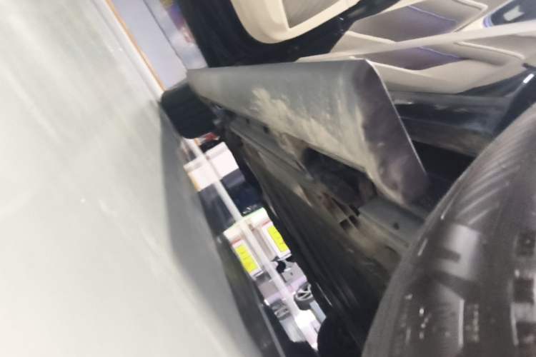 Used ONVO Luxeed L90 2025 Model—Max Six-Seater Version Left Side Sill