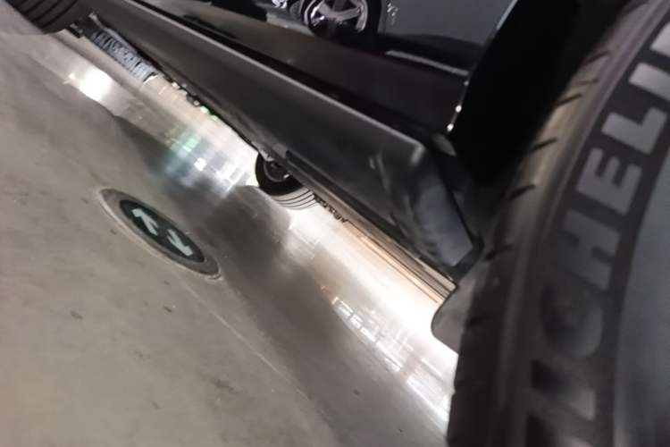 Used ONVO Luxeed L90 2025 Model—Ultra Six-Seater Version Left Side Sill