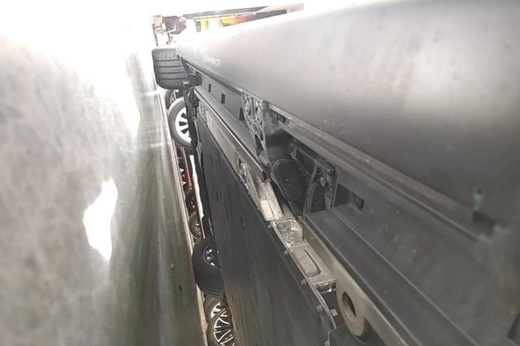 Used ONVO Luxeed L90 2025 Model—Ultra Six-Seater Version Left Side Sill
