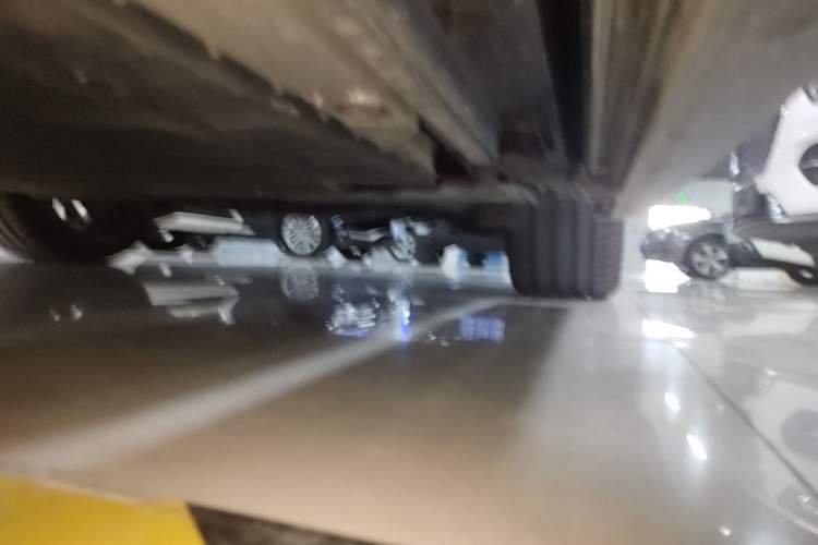 Used ONVO Luxeed L90 2025 Model—Max Six-Seater Version Left Side Sill