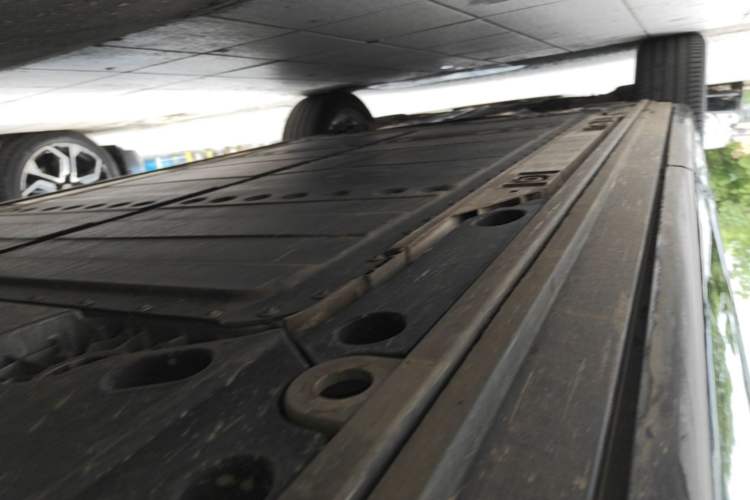 Used ONVO Luxeed L90 2025 Model—Max Six-Seater Version Left Side Sill