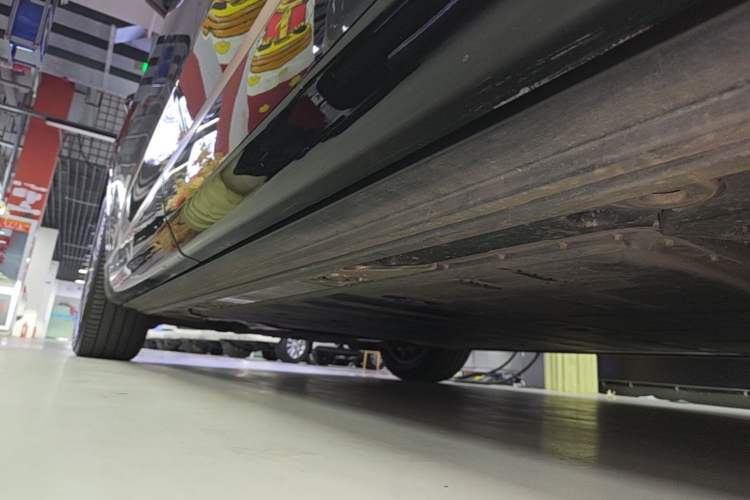 Used ONVO Luxeed L90 2025 Model—Max Six-Seater Version Left Side Sill