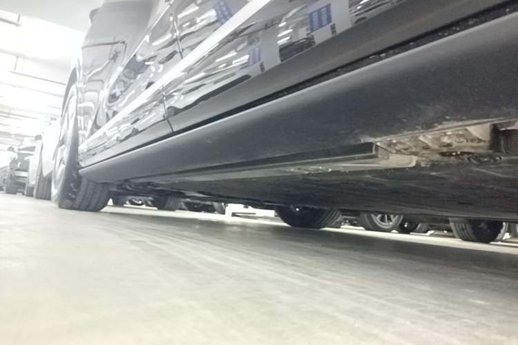 Used ONVO Luxeed L90 2025 Model—Ultra Six-Seater Version Left Side Sill