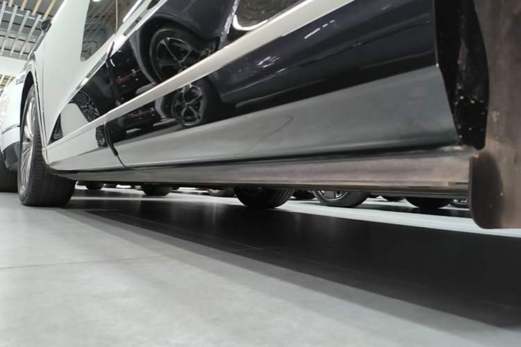 Used ONVO Luxeed L90 2025 Model—Ultra Six-Seater Version Left Side Sill