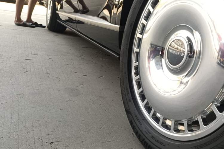 Used ONVO Luxeed L90 2025 Model—Max Six-Seater Version Left Side Sill