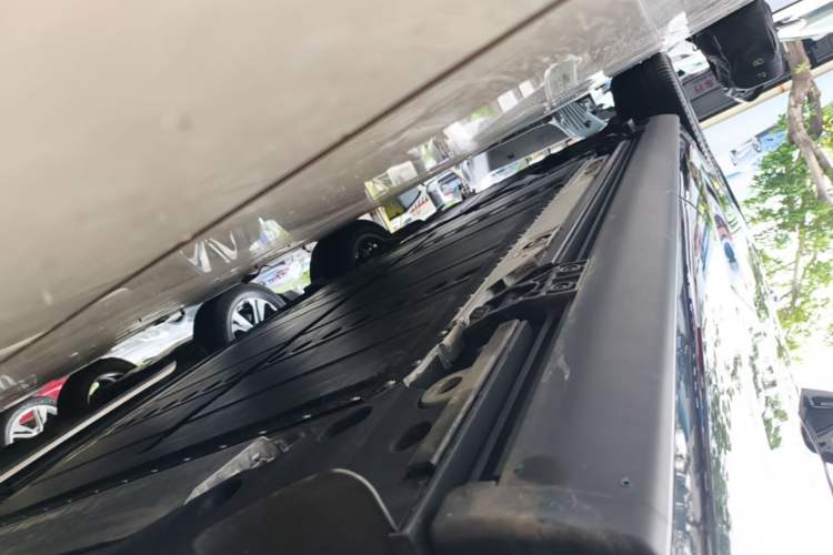 Used ONVO Luxeed L90 2025 Model—Ultra Six-Seater Version Left Side Sill