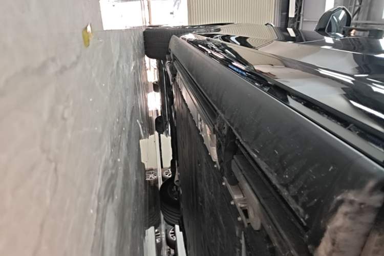 Used ONVO Luxeed L90 2025 Model—Black Knight Special Edition—Six-Seater Left Side Sill