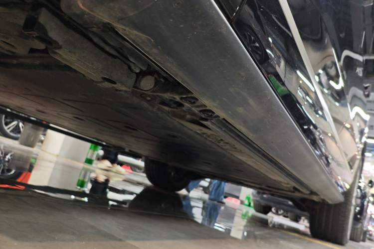Used ONVO Luxeed L90 2025 Model—Ultra Six-Seater Version Left Side Sill